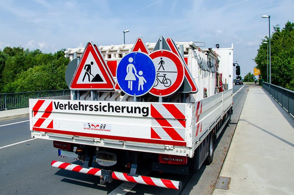 Fahrzeug mit Schildern zur Verkehrssicherung